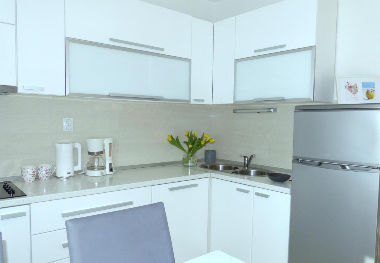 Iris Beach Apartments Каштела Экстерьер фото