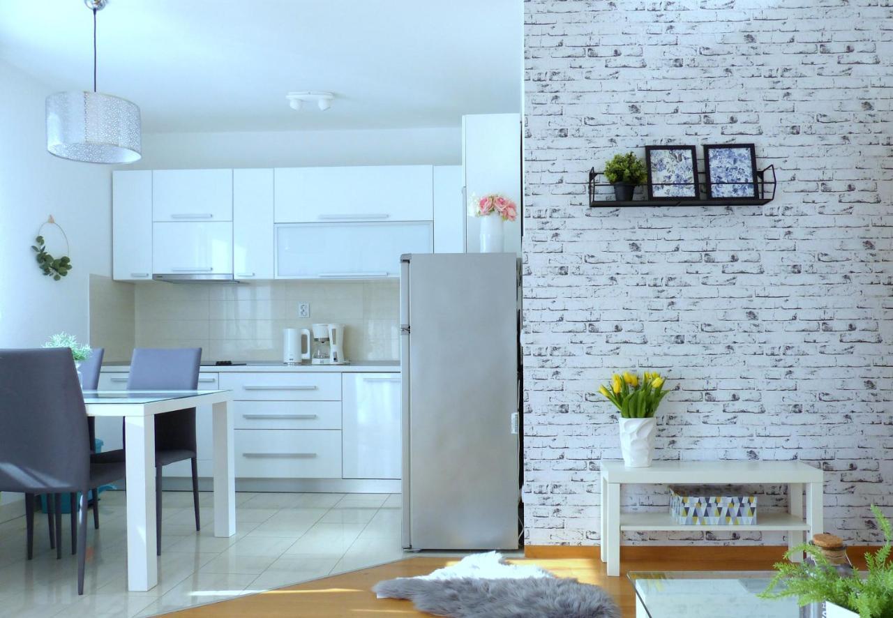 Iris Beach Apartments Каштела Экстерьер фото