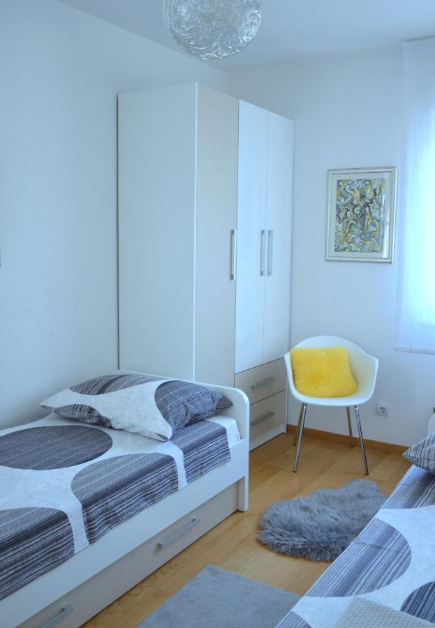 Iris Beach Apartments Каштела Экстерьер фото