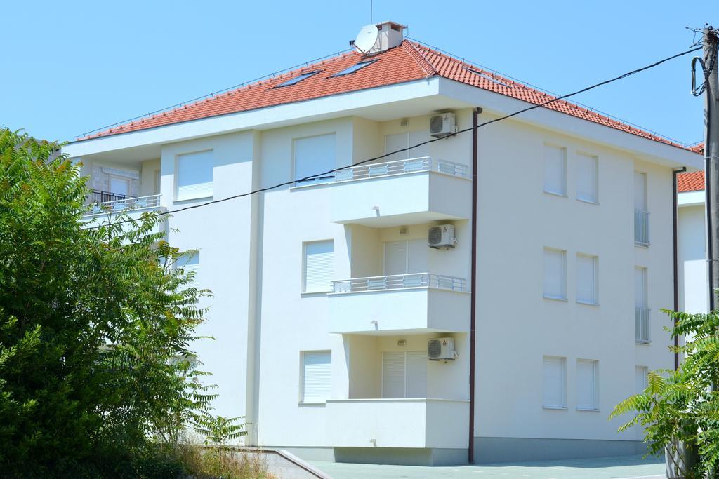 Iris Beach Apartments Каштела Экстерьер фото