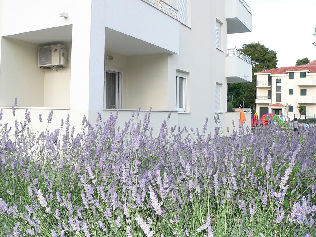 Iris Beach Apartments Каштела Экстерьер фото