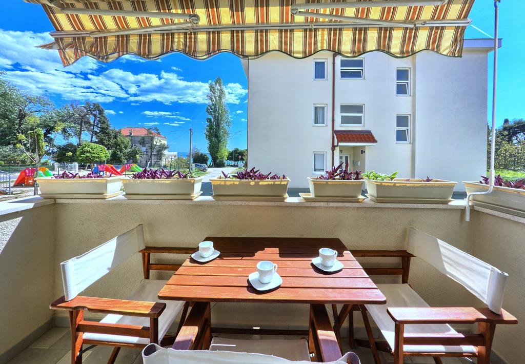 Iris Beach Apartments Каштела Экстерьер фото