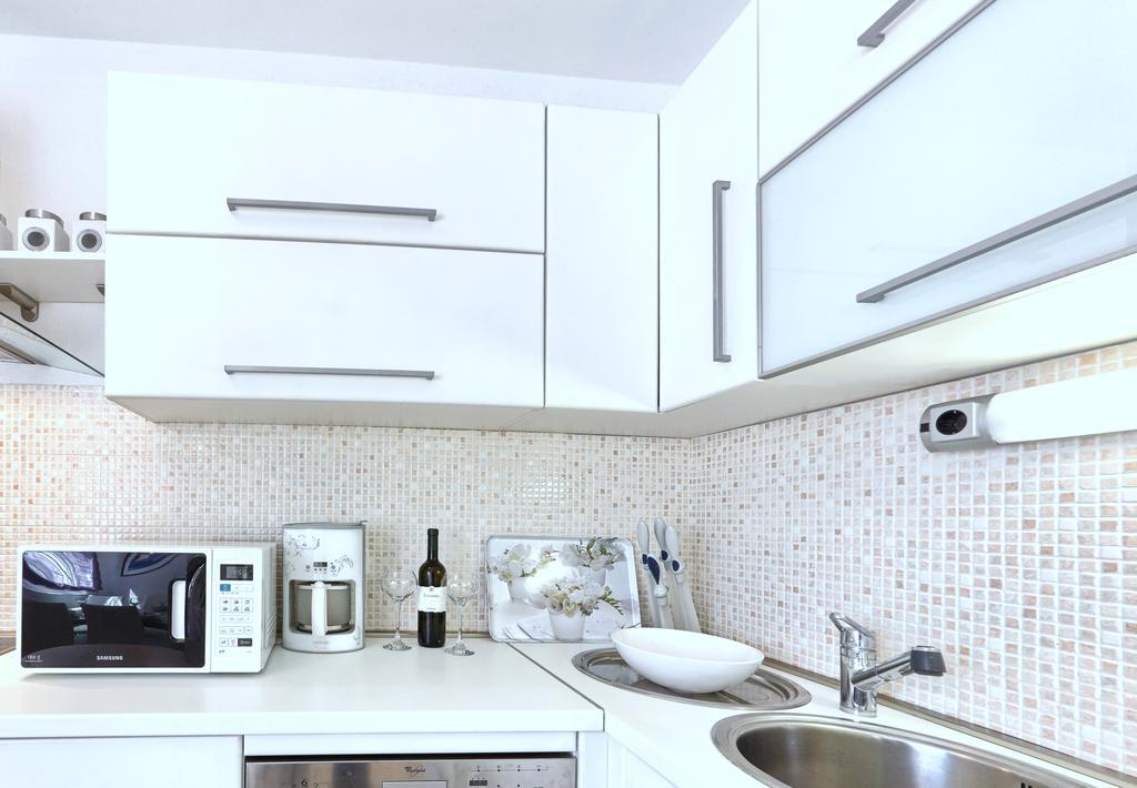 Iris Beach Apartments Каштела Экстерьер фото