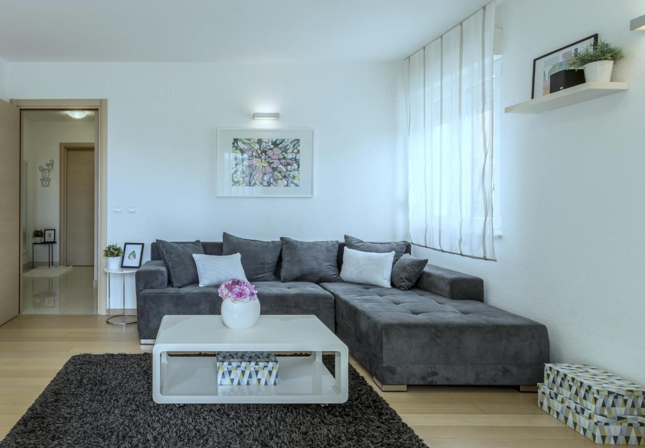 Iris Beach Apartments Каштела Экстерьер фото
