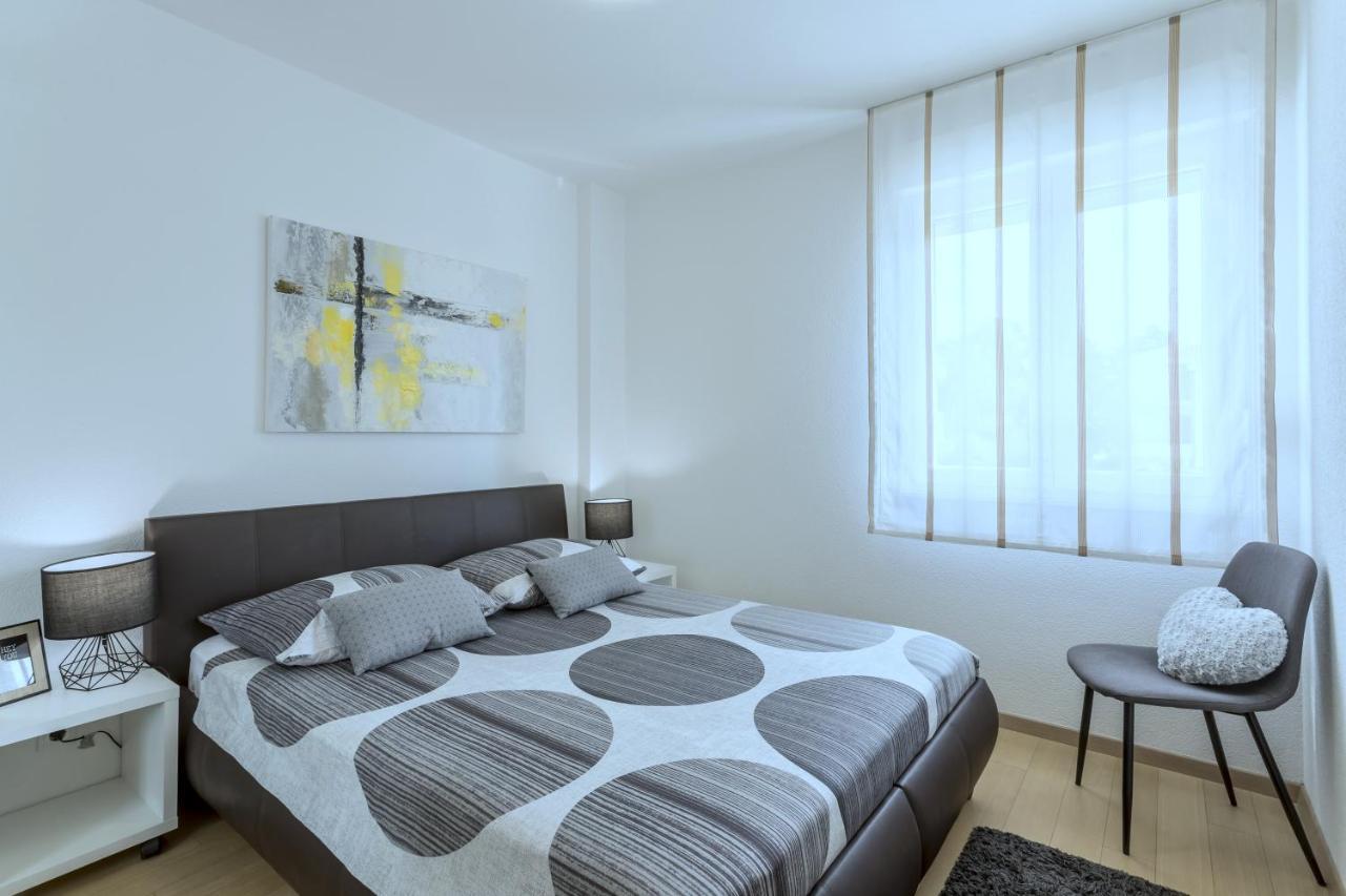 Iris Beach Apartments Каштела Экстерьер фото