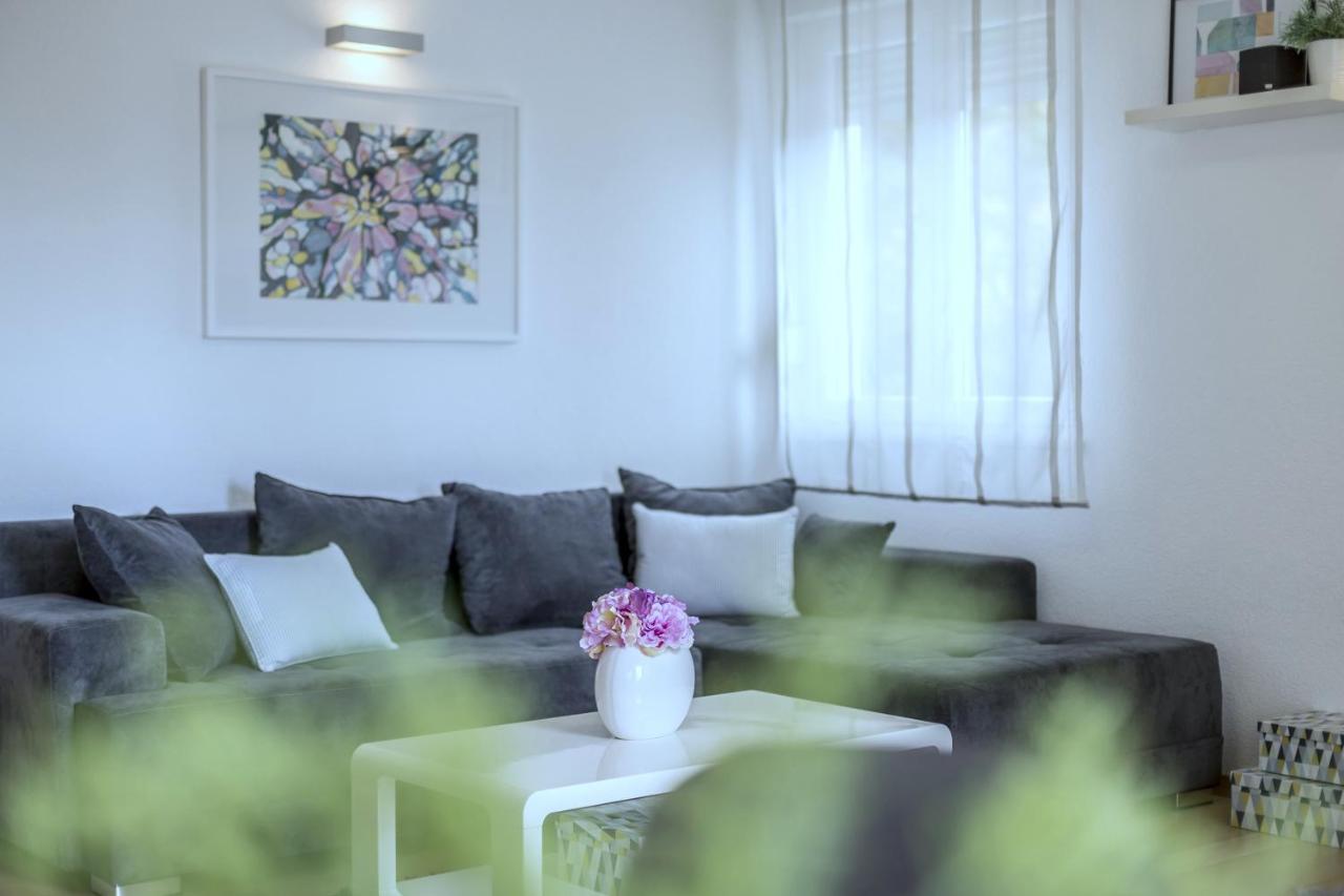 Iris Beach Apartments Каштела Экстерьер фото