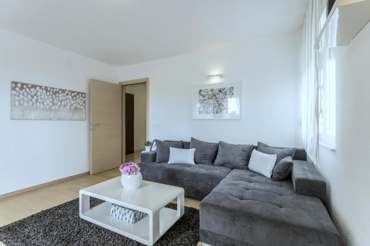 Iris Beach Apartments Каштела Экстерьер фото