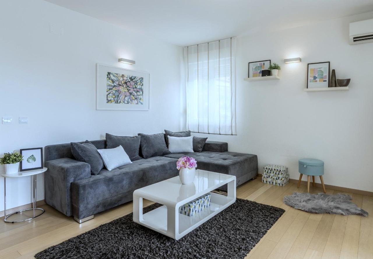 Iris Beach Apartments Каштела Экстерьер фото