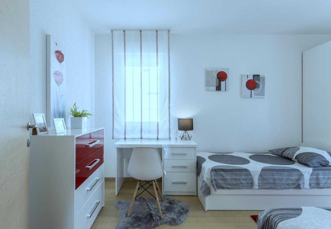 Iris Beach Apartments Каштела Экстерьер фото