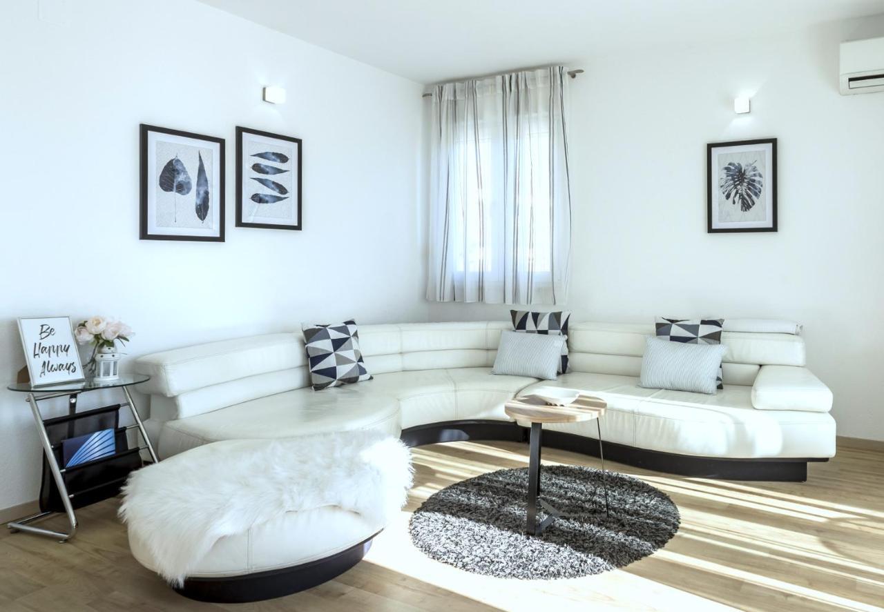 Iris Beach Apartments Каштела Экстерьер фото