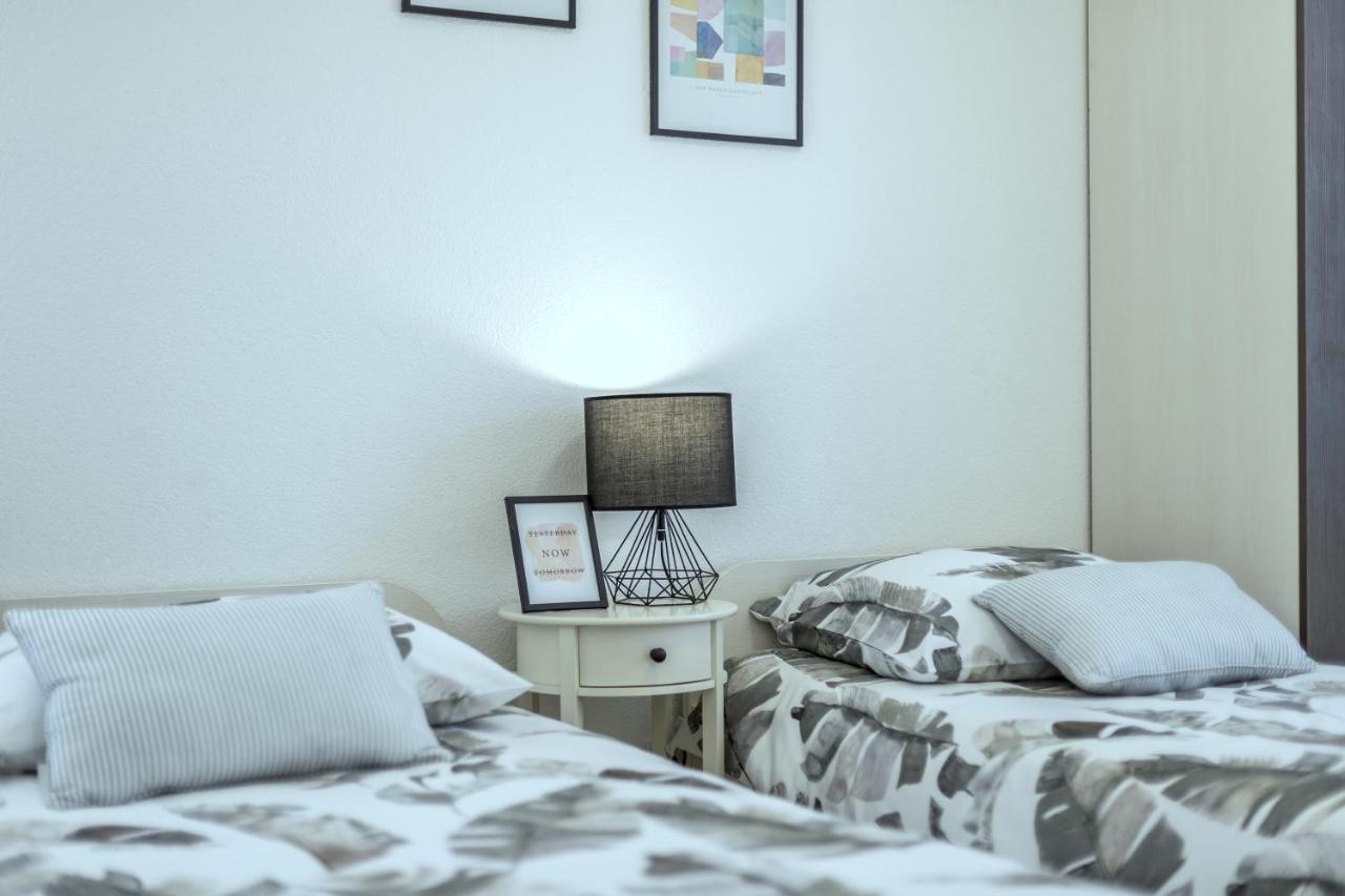 Iris Beach Apartments Каштела Экстерьер фото