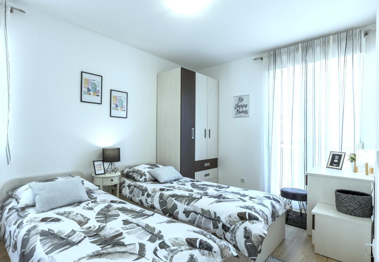 Iris Beach Apartments Каштела Экстерьер фото