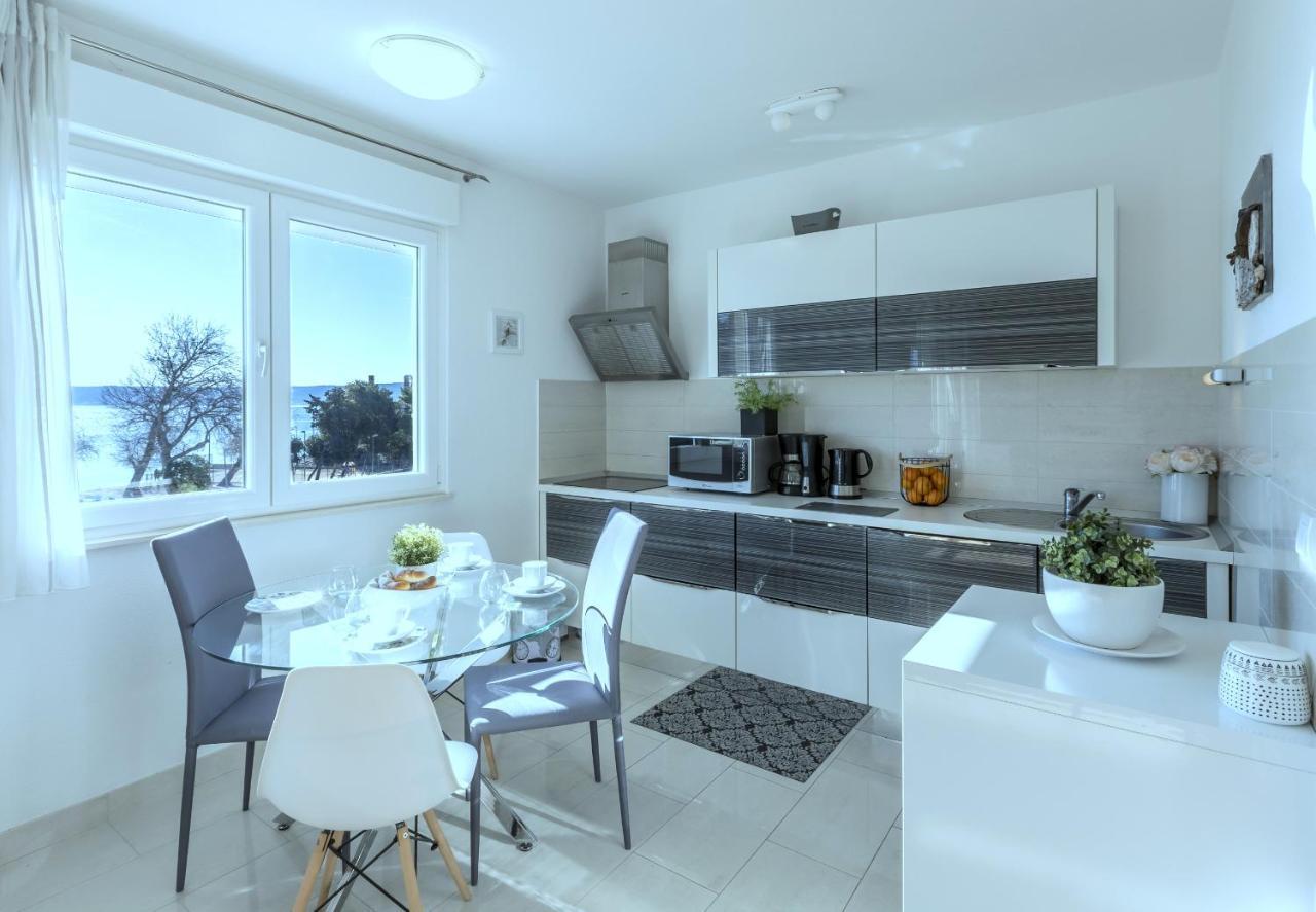 Iris Beach Apartments Каштела Экстерьер фото