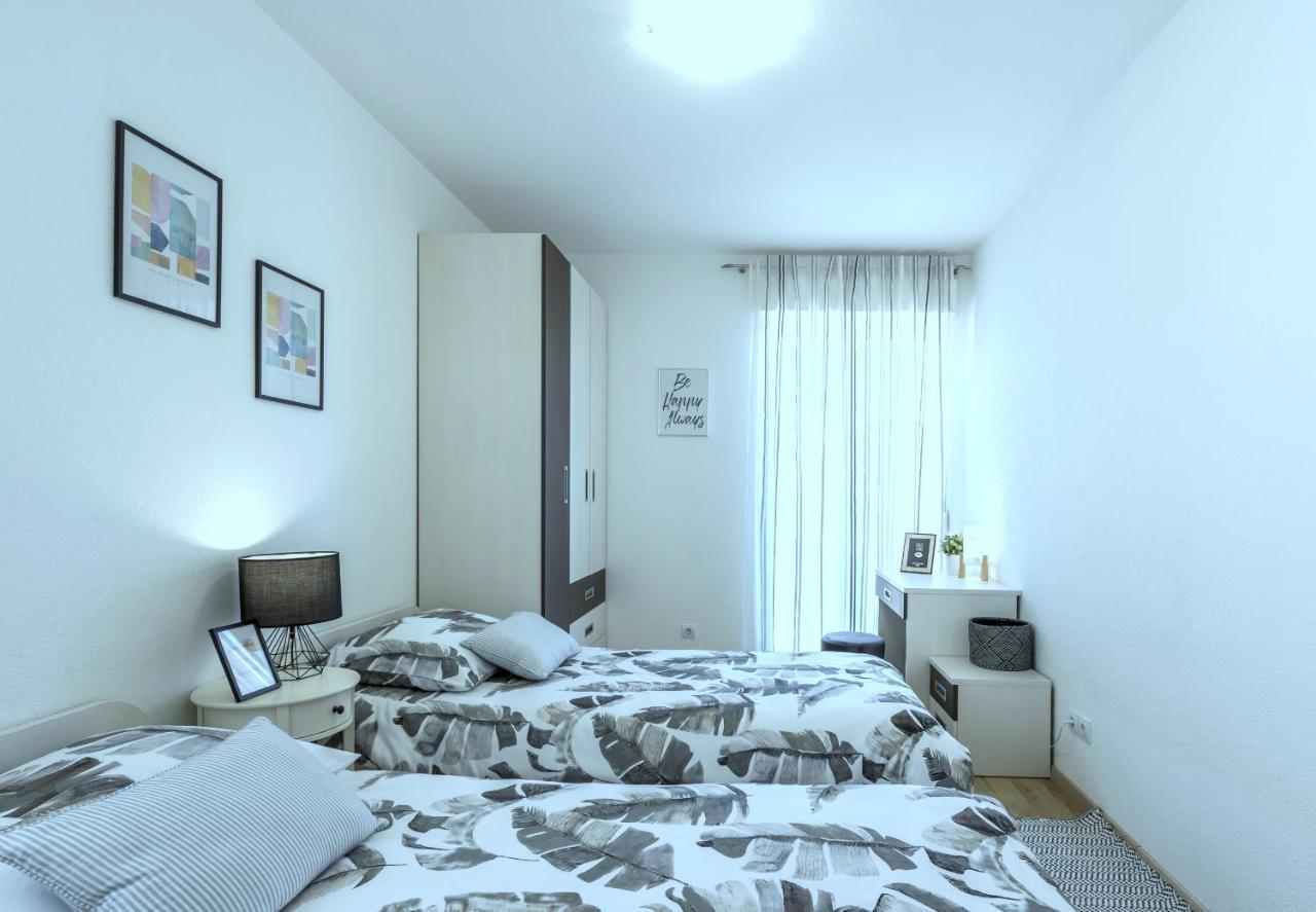 Iris Beach Apartments Каштела Экстерьер фото