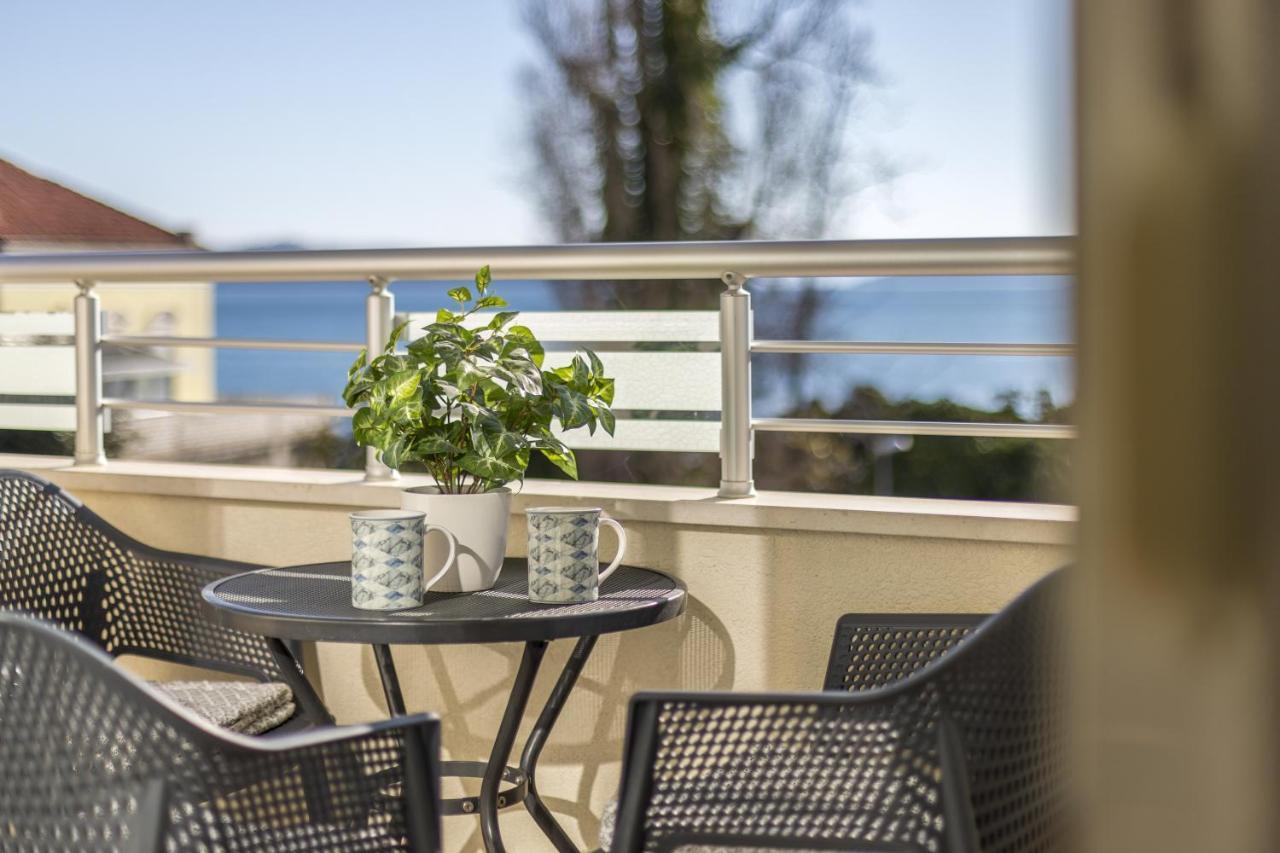 Iris Beach Apartments Каштела Экстерьер фото
