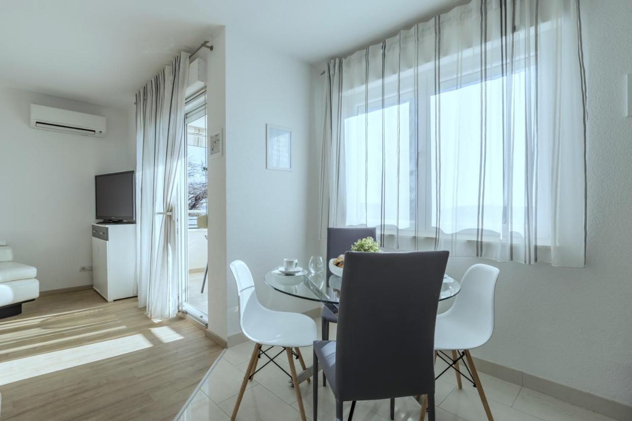 Iris Beach Apartments Каштела Экстерьер фото