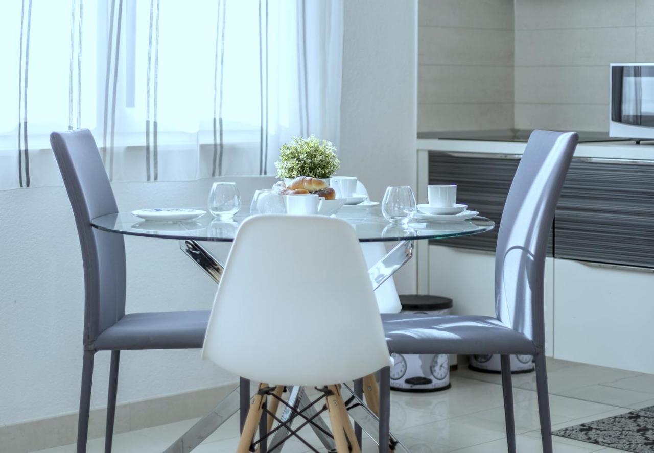 Iris Beach Apartments Каштела Экстерьер фото